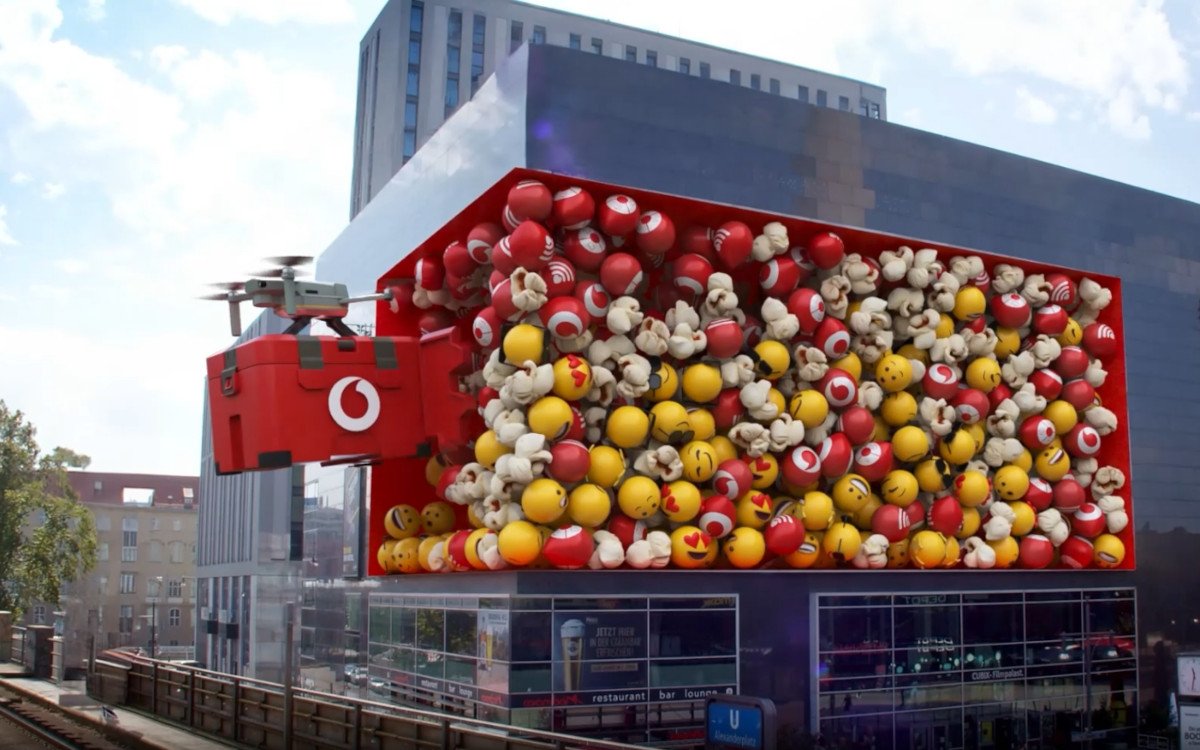 Vodafone macht aus der Fassade des Cubix Cinestar am Berliner Alexanderplatz eine 3D-Leinwand. (Foto: Vodafone)