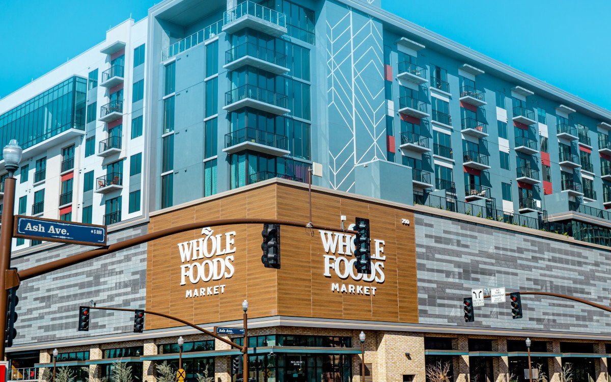 Whole Foods, einer der größten Lebensmittel-Einzelhändler in den USA, hat sein Retail-Media-Inventar über Vistar Media verfügbar gemacht. (Foto: Marcus Istrfy/Unsplash)