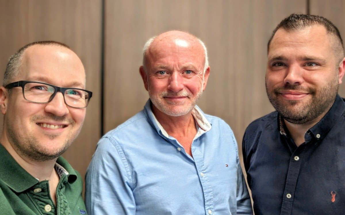 Colin Morrison (Mitte) mit Pav Kudlac (links) und Adam Tilbury-Eld (Foto: Ovyo)