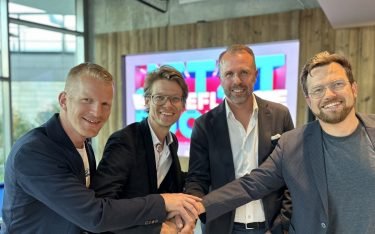 Zetadisplay-CEO Per Mandorf (2. von rechts) mit den Peakmedia-Geschäftsführern (von links) Samuel Geisler, Jonas Wilhelm und Alois Oppacher (Foto: ZetaDisplay)
