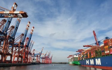 Friendshoring: Die Produktion kommen näher in die Märkte – und ersparen sich dabei Containerwege. (Foto: Hamburger Hafen; Credit: invidis)