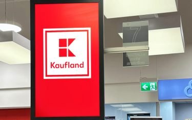 Kaufland-Kassenscreens werden nun von der Ströer-Tochter Edgar Ambient Media Group vermarktet. (Foto: Kaufland/Edgar)