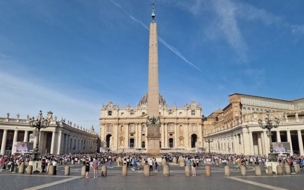 Die vier LED-Walls sind auf dem Petersplatz im Vatikan verteilt. (Foto: Samsung)