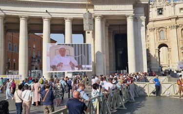 Samsung-LED übertragen Papst Franziskus auf dem Petersplatz. (Foto: Samsung)