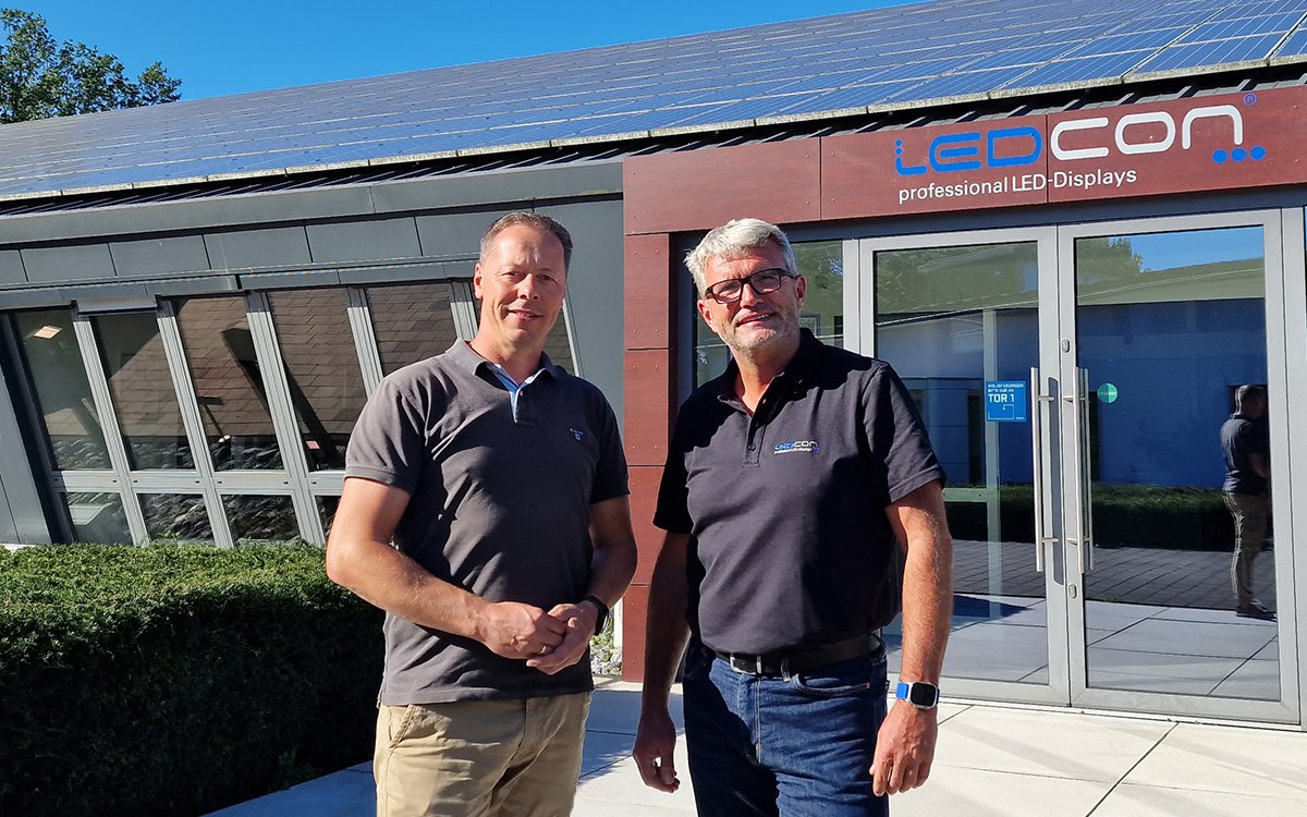 Jens Drübert (rechts) mit Ledcon-CEO Udo Bloms (Foto: LEDCON)