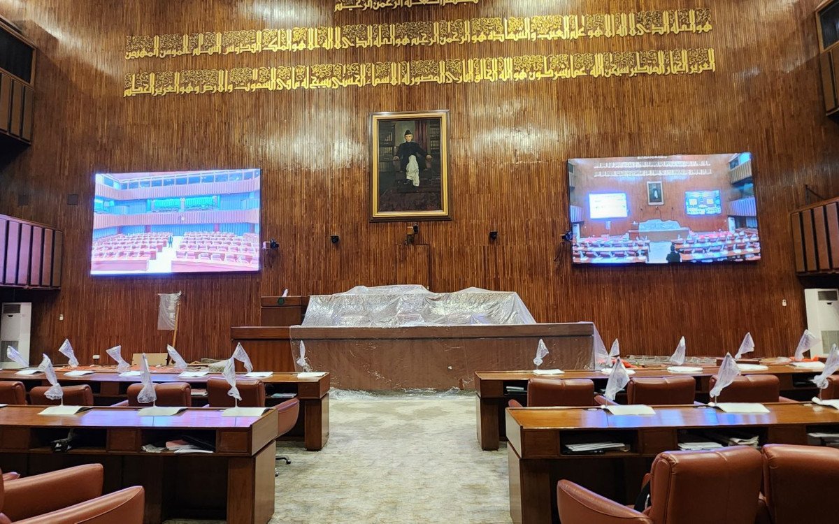 Installation der Alfalite-LEDs im Senat von Pakistan (Foto: Alfalite)