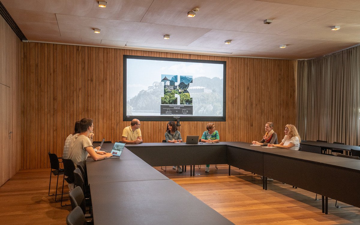 Sitzungen im Bürgersaal von Kufstein finden nun vor einer LED-Wall statt. (Foto: Dominik Zwerger)