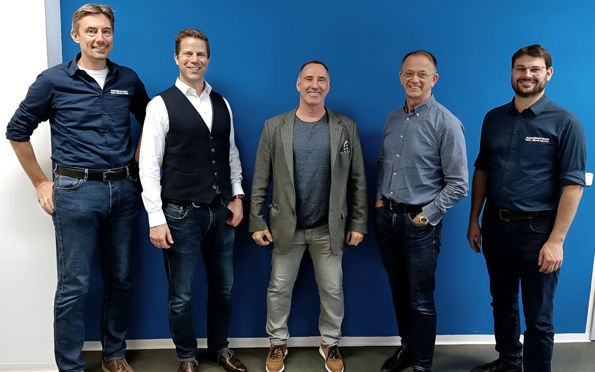 Das Team von Easescreen um CEO Gerhard Pichler (Mitte) mit Adtrac-CEO Benjamin Wey (2. von links) (Foto: easescreen)