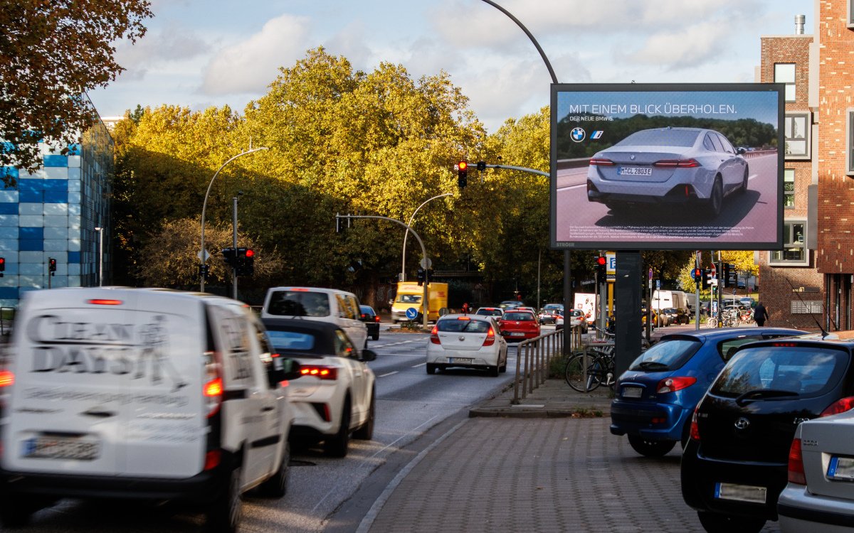 Die Stautargeting-Kampagne von BMW auf LED-Screen von Ströer (Foto: BMW)
