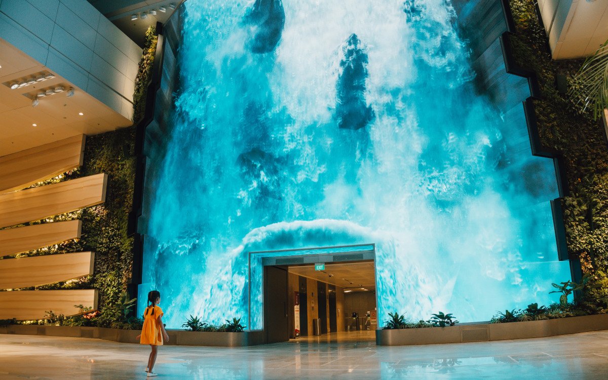 Aus 15 Meter höhe stürzt der digitale Wasserfall in die Ankunftshalle des Terminal 2. (Foto: Singapore Changi Airport)