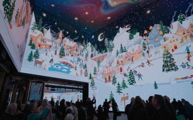 Weiße Weihnachten im Londoner Outernet - eine immersive Experience von Uniqlo (Foto: Outernet)