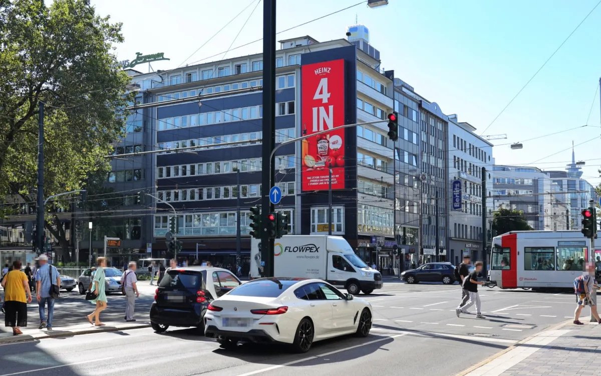 Die Image-Motive der ersten Kampagnenphase liefen unter anderem auf PV Giants wie hier in der Düsseldorfer Graf-Adolph-Straße. (Foto: It Works)