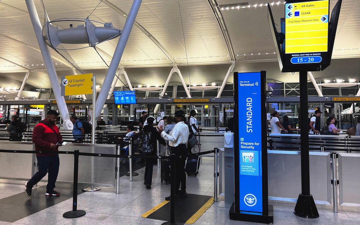 Synect installierte 11 digitale Informationsstelen am JFK Airport. (Foto: Synect)