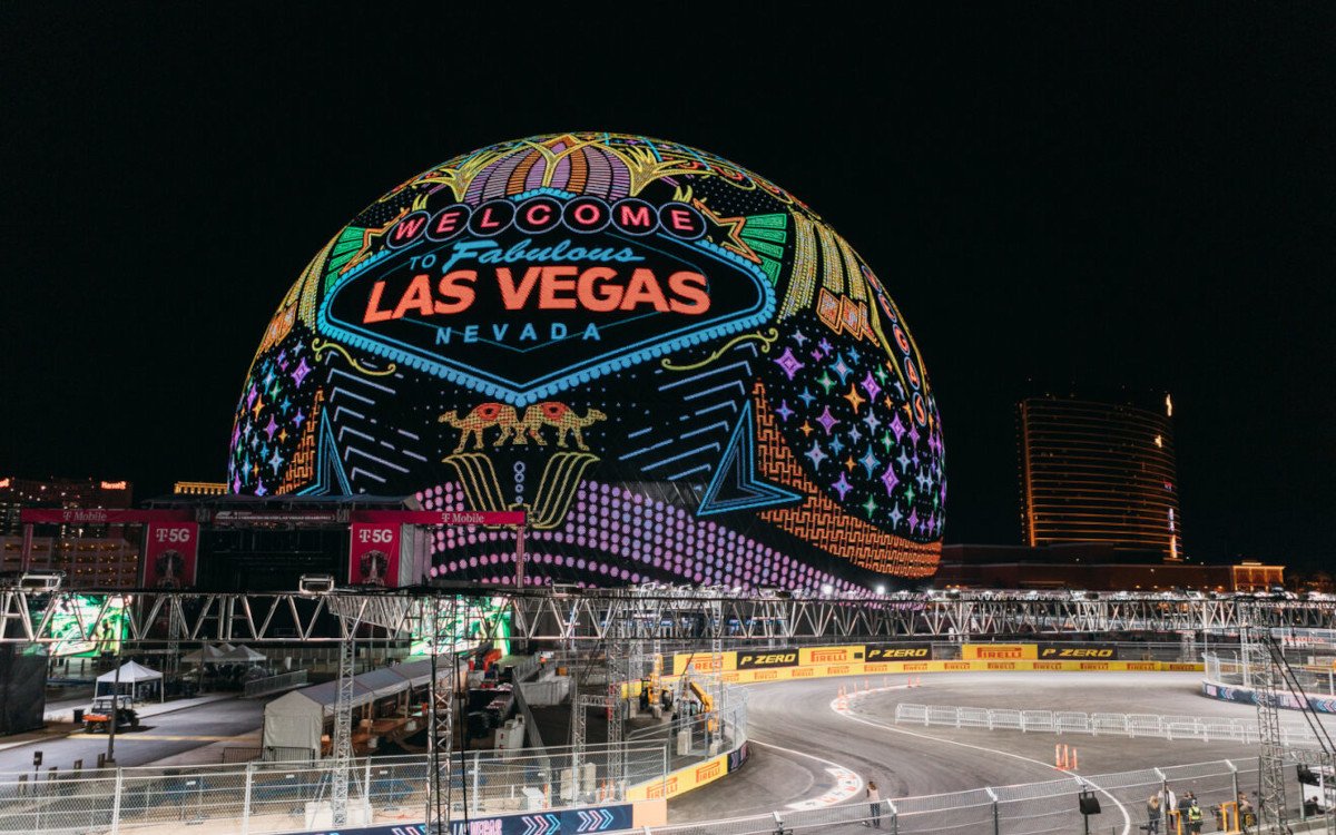 Welcome to Las Vegas! The Sphere und andere DooH-Flächen heißen F1 in der Stadt willkommen. (Foto: Sphere Entertainment)