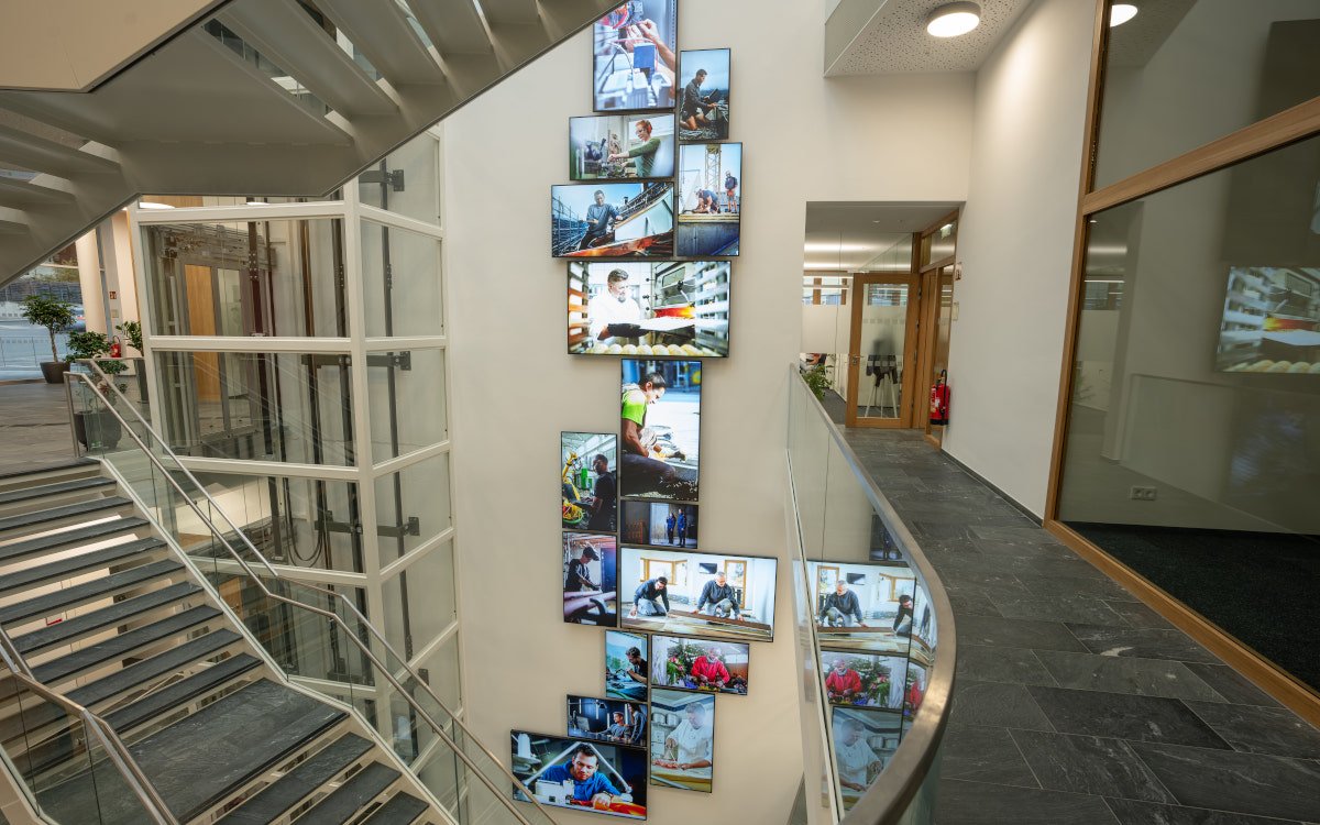 Diese Digital Signage-Installation im neuen Haus der Wirtschaft Imst entwickelte Peakmedia. (Foto: Dominik Zwerger/Peakmedia)