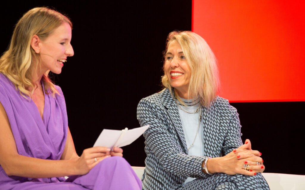 2023 auf der Dmexco noch als Moderatorin: Verena Gründel (links) im Gesrpäch mit Katja Brandt, CEO DACH von Mindshare. (Foto: DMEXCO)