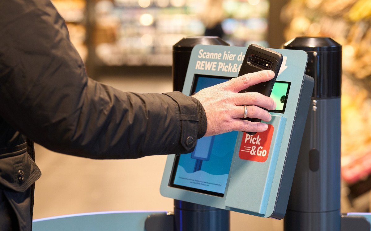 Beim Rewe Pick & Go ermöglicht eine Technologie von Trigo das Einkaufen ohne Kassenvorgang. (Foto: REWE)