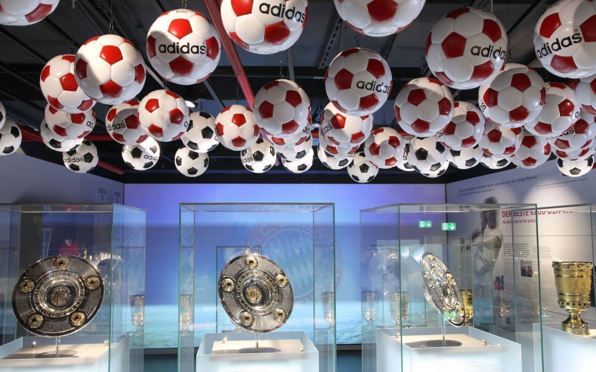 Das FC Bayern Museum präsentiert die Erfolge des Vereins in sieben Zeitkojen. (Foto: SONOVTS)