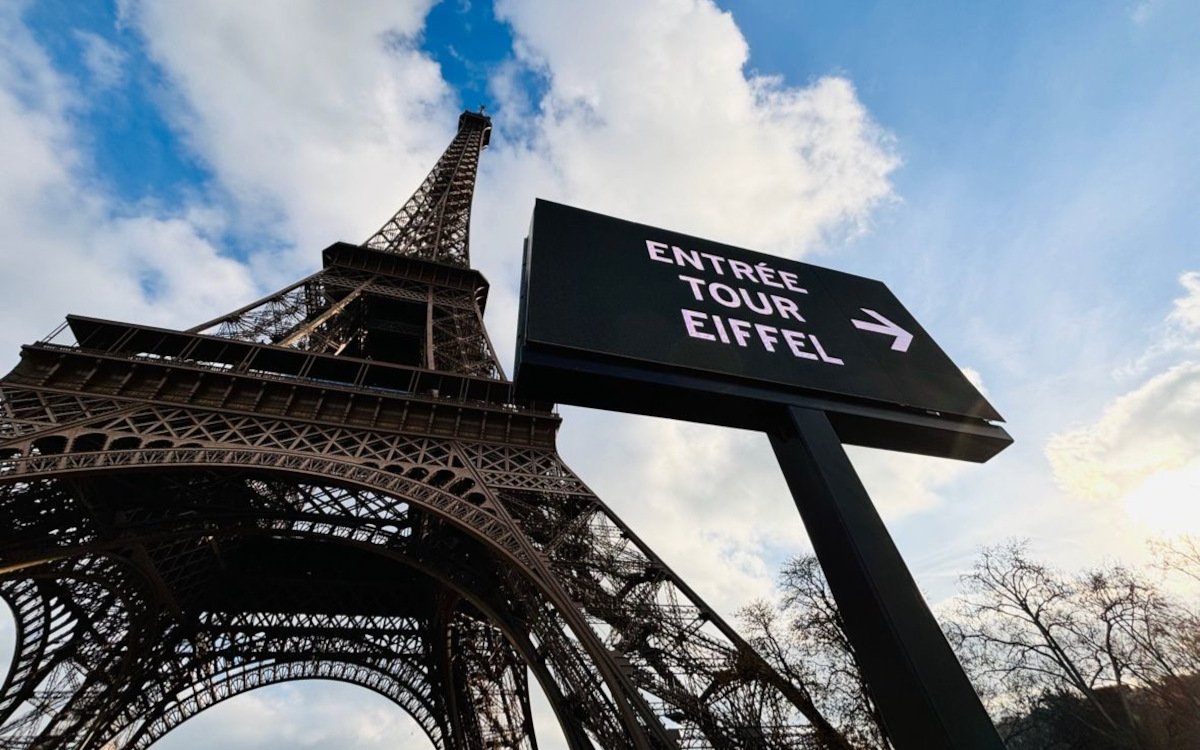 Brandneue LED-Screens leiten die Besucherschlangen zum und um den Eiffelturm. (Foto: M-Cube)