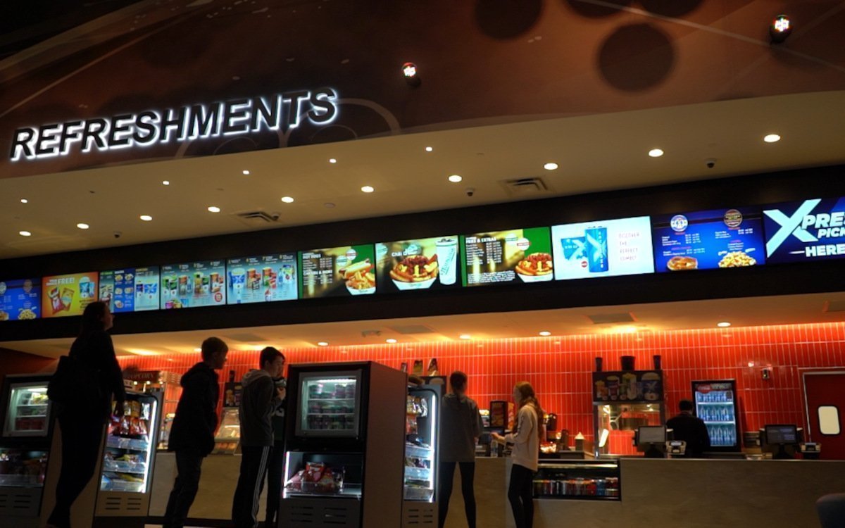 Showcase Cinemas tauschte alle Digital Signage-Displays in Lobbys und Korridoren mit Philips-Geräten aus. (Foto: PPDS)
