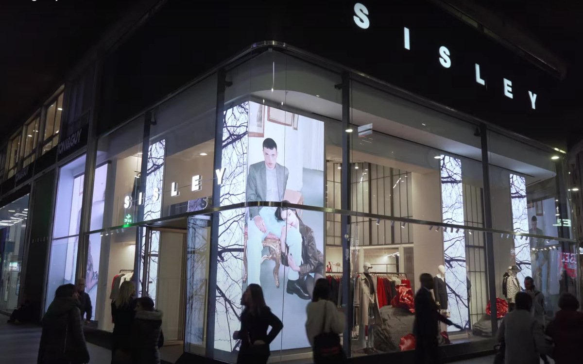 In den neu renovierte Sisley-Flagshipstore in Mailand kann man direkt von der Piazza San Babila reinblicken. (Foto: M-Cube/Screenshot)