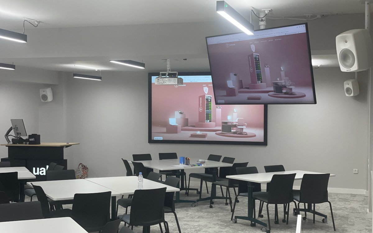 Im größte Klassenzimmer des High Holborn Campus der UAL setzte Tateside auf Projektoren von Panasonic und zusätzlichen Samsung-Displays. (Foto: Tateside)