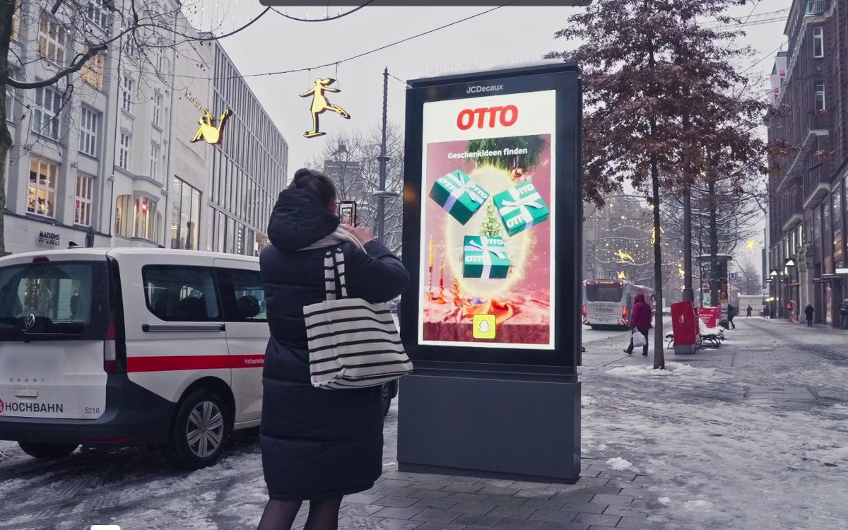 Die Otto-Snapchat-Weihnachtskampagne. (Foto: Screenshot/WallDecaux)