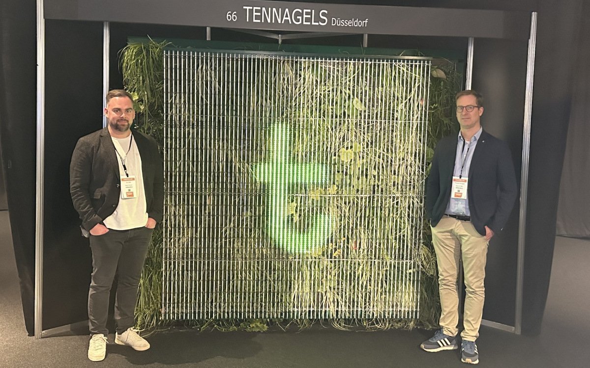 Thomas Tennagels (rechts) und Sales DirectorTim Witte präsentierten den Natural Vertical Urban Screen erstmals auf der Architects@Work. (Foto: tennagels)