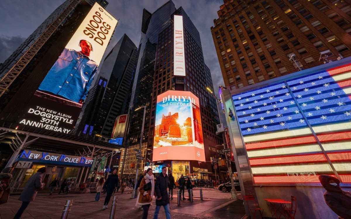 Sieben Tage lang lief die Diriyah-Kampagne am Times Square - und zeitgleich in London und LA. (Foto: Ocean Outdoor)