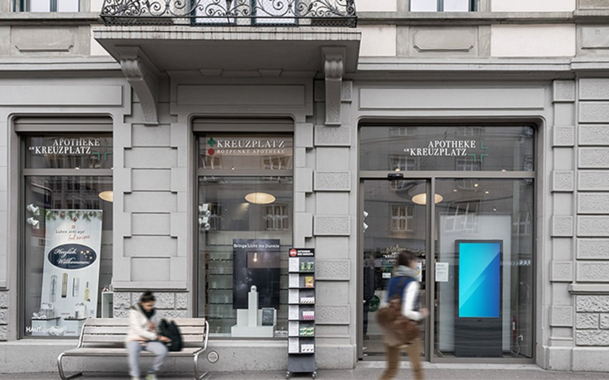 Excom Media vermarktet nun auch Schaufensterscreens in Rotpunkt-Apotheken. (Foto: T&R)