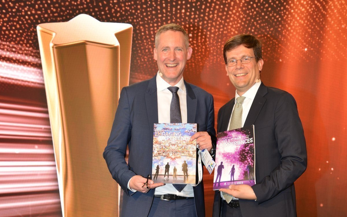 Florian Rotberg (links) und Stefan Schieker präsentierten das invidis Jahrbuch 2023. (Foto: invidis)