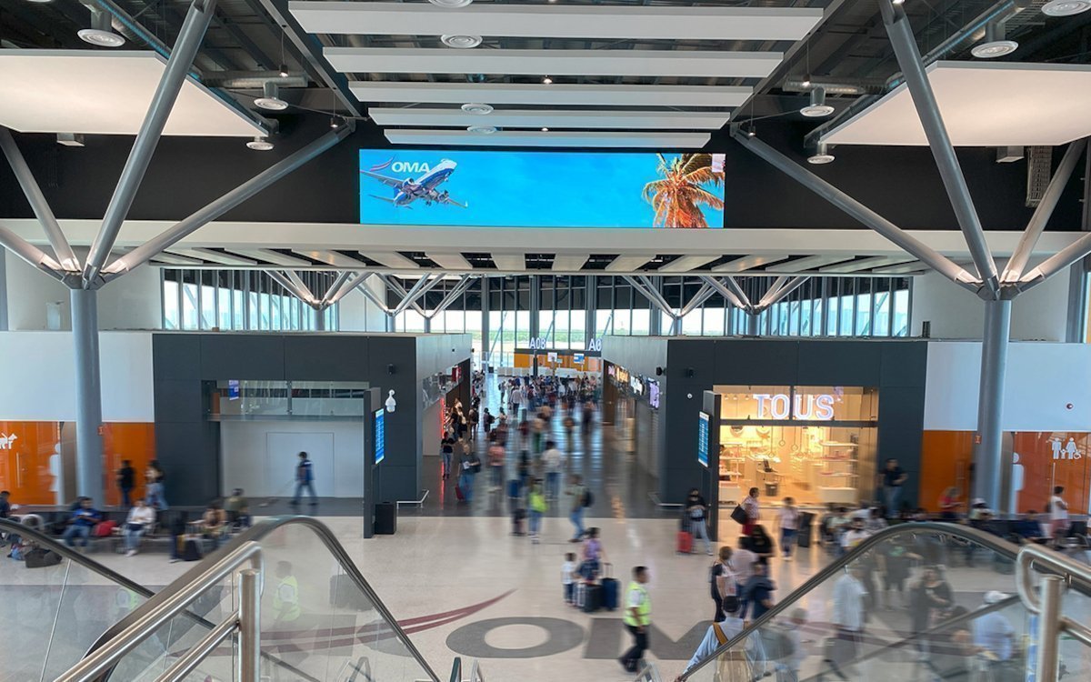 Eines der gemeinsamen Projekte von Peerless-AV und Absen: LED-Wall im Monterrey International Airport Mexico (Foto: Peerless-AV)