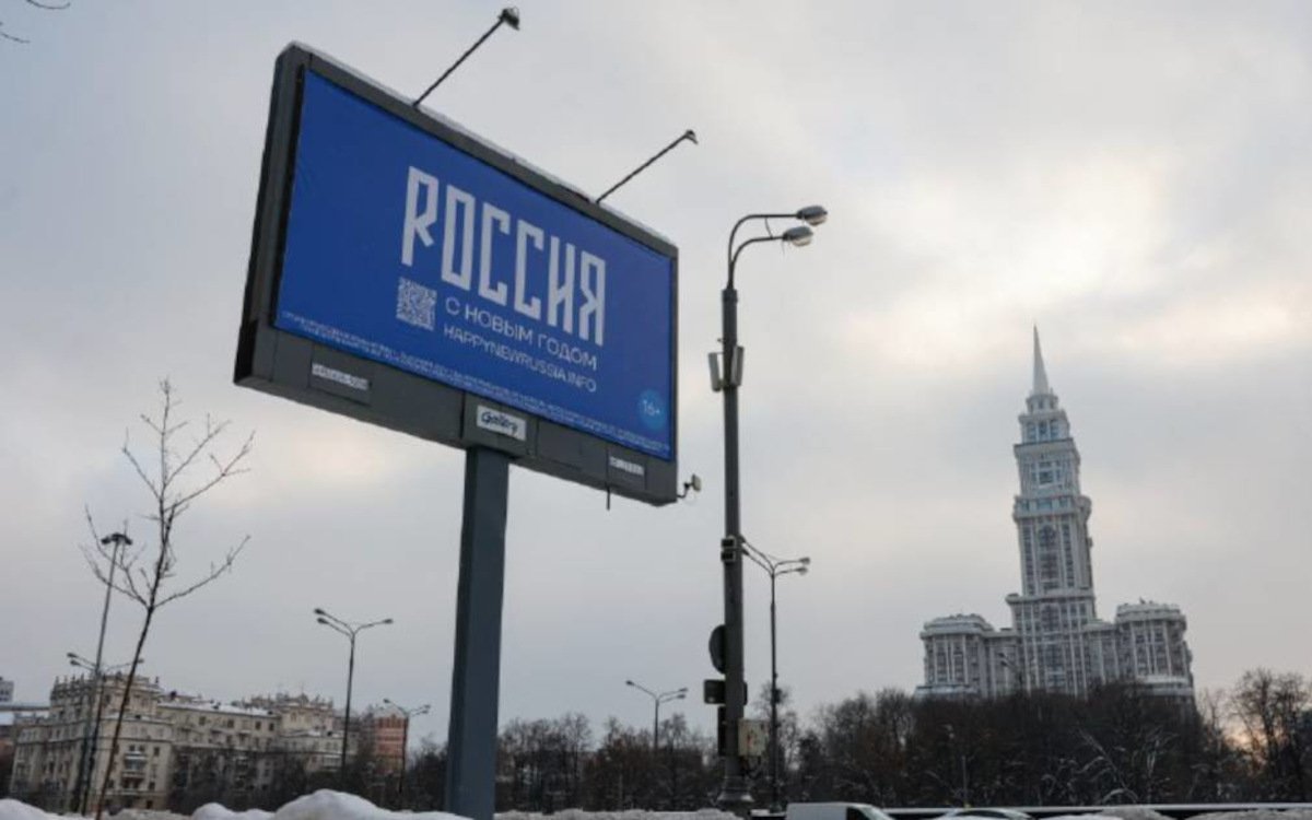 "Russland, frohes neues Jahr" stand auf den großen Plakaten, auf denen die Opposition via QR-Code versteckt ihre Message platzierte. (Foto: Sota)