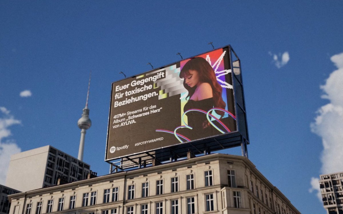 Spotify präsentiert "Schwarzes Herz" von Ayliva als meistgehöhrtes Album auf einem Fake Billboard. (Foto: Schröder+Schömbs PR)