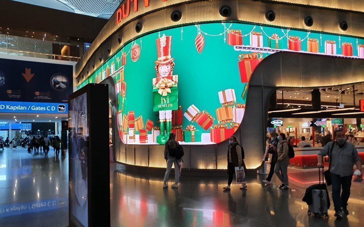 Weihnachtlicher Screen am Flughafen Instanbul (Foto: invidis)