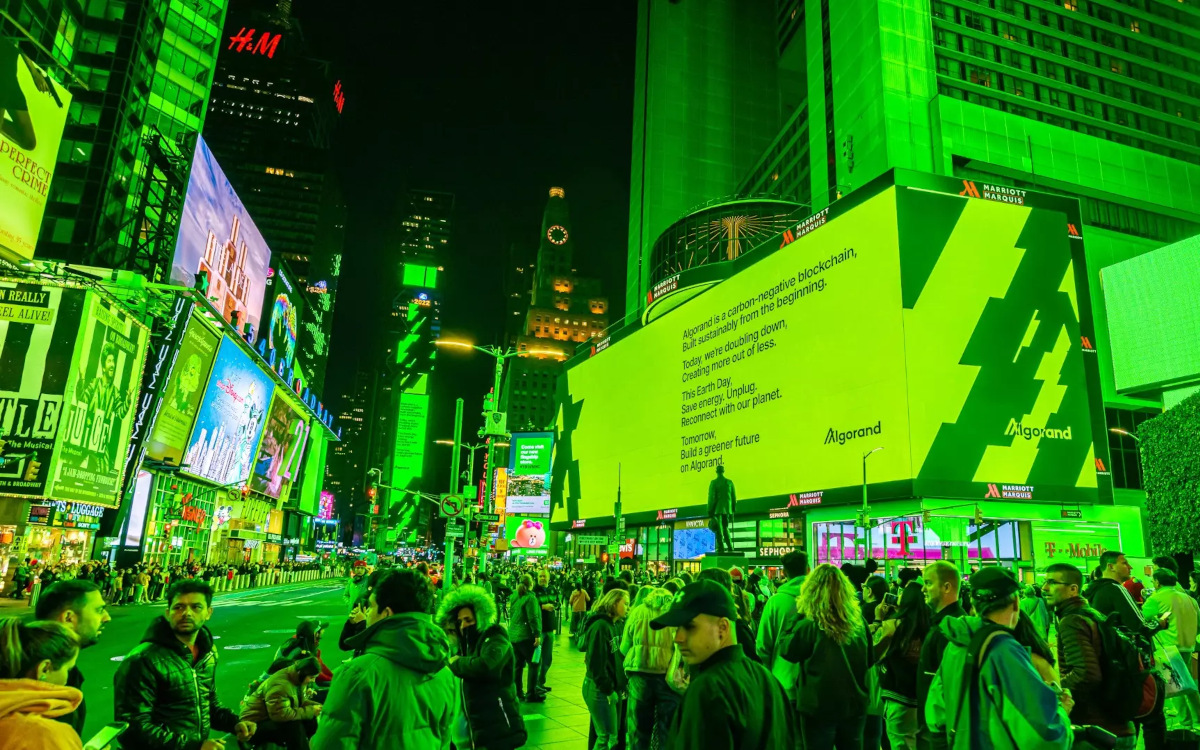 Für die Blockchain-Plattform Algorand plante Billups diese DooH-Kampagne auf dem Times Square. (Foto: Billups)