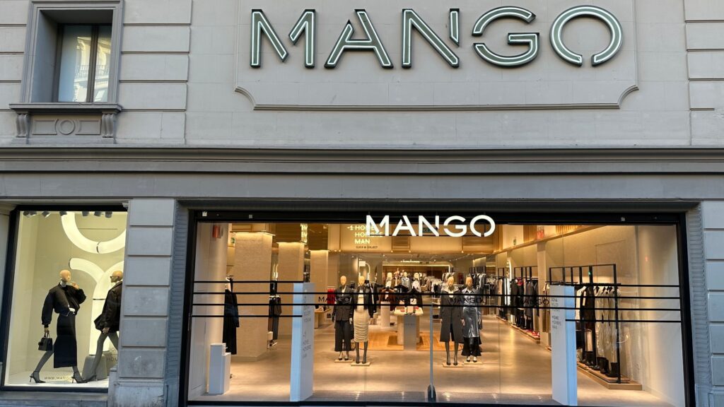 Mango im alten Kino - LED trifft Spiegel (Foto: Mango)