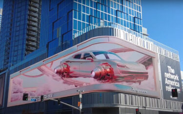 Porsche übernahm den DooH-Screen The Moxy für seine Taycan-Kampagne während der LA Auto Show. (Foto: invidis)