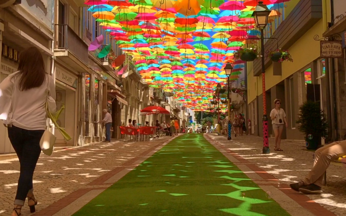Inspiriert vom Schirmfestival in Águeda, Portugal, baut Epson seines ISE-2024-Stand auf. (Foto: Impactplan)