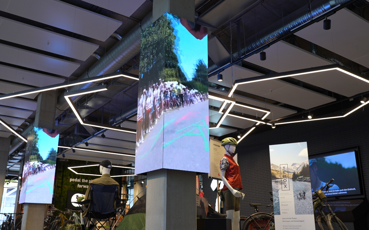 360-Grad-LED-Säulen begrüßen Kunden im Münchner Specialized-Flagshipstore. (Foto: M-Cube)
