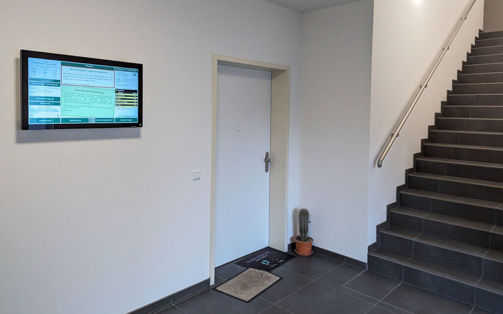 Digitale Haustafel im Flur bei der Wohnungsgenossenschaft "Sächsische Schweiz" (Foto: gekartel AG)