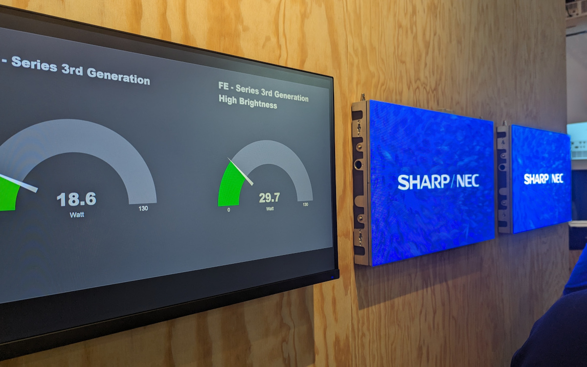 Visualisierung des Energieverbrauchs zweier LED-Panels am Sharp/NEC-Stand (Foto: invidis)