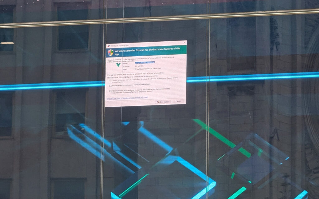 Microsoft-Store in New York City mit Fehlermeldung auf dem LED-Screen (Foto: invidis)