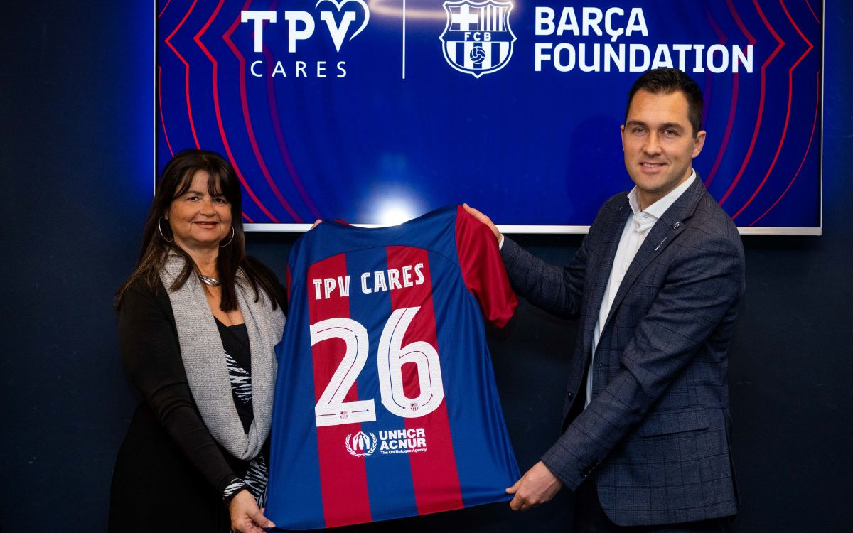 TPV Cares und FC Barcelona Foundation unterzeichnen Vertrag: Victoria Orellana, International PR Manager bei TP Vision, (links) mit Stefan van Sabben, Global Director CSR and Sustainability bei TPV (Foto: TPV)