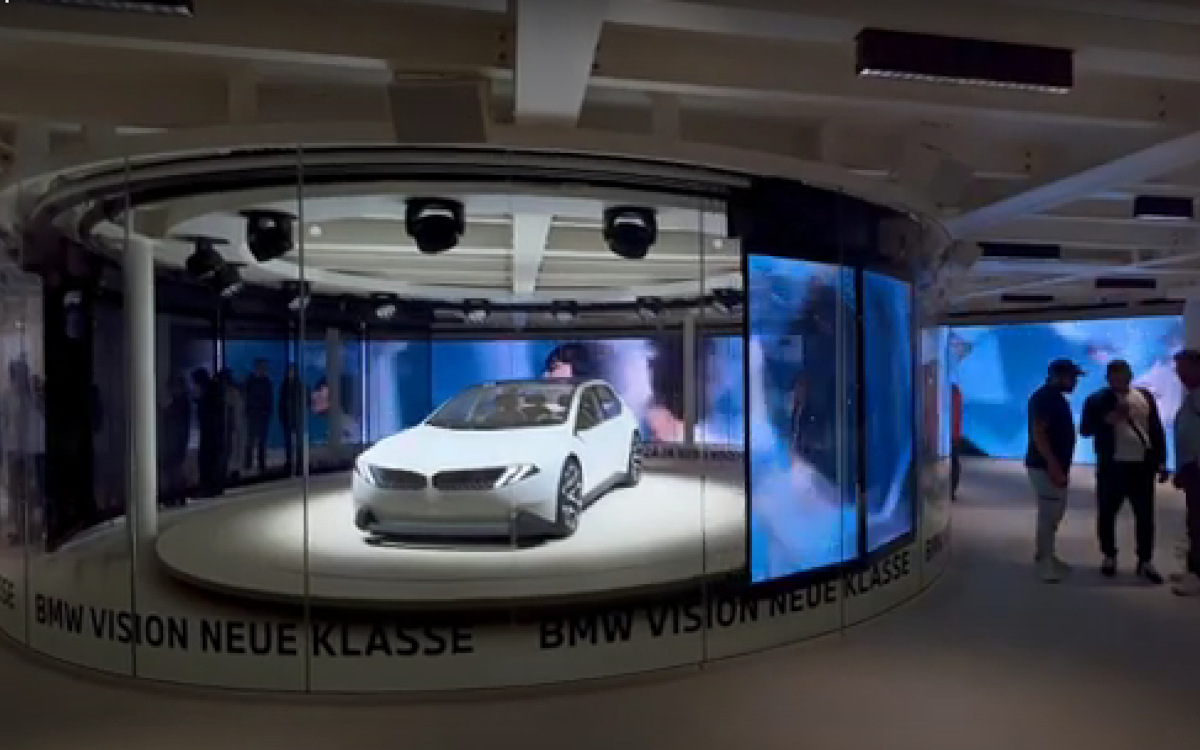 Transparente LED waren der Star des BMW Open Space auf der IAA 2023. (Foto: ICT/Screenshot)