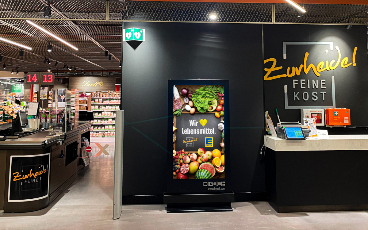 Der Flagship-Supermarkt von Zurheide Feine Kost in der Berliner Allee in Düsseldorf - mit neuem Retail-Media-Screen (Foto: DIGOOH Media)