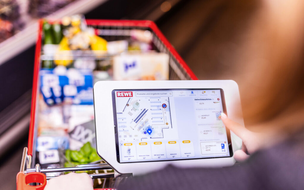 Der digitale Einkaufswegen analysiert Laufwege und macht Produktvorschläge. (Foto: REWE)