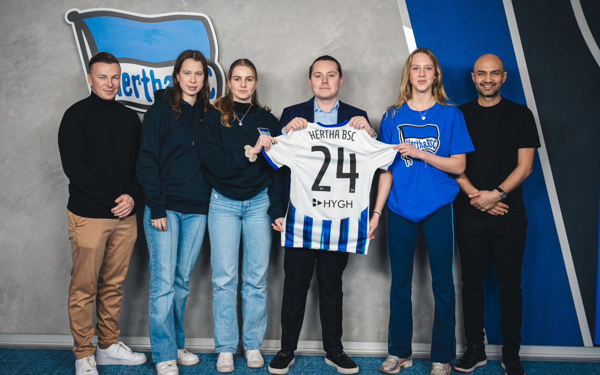 Hygh-CEO Fritz Frey (Mitte) mit Colin Jahn, Nora Giannori, Elina Frieauf, Sofian Chahed (von links) vom Hertha BSC (Foto: Hertha BSC)