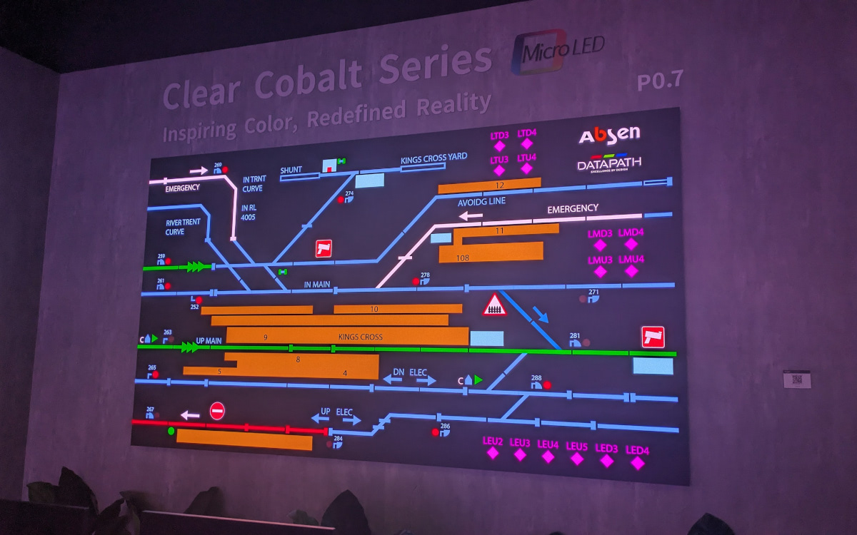 Die Clear Cobalt (CL)-Serie von Absen in einem Kontrollraum-Szenario (Foto: invidis)
