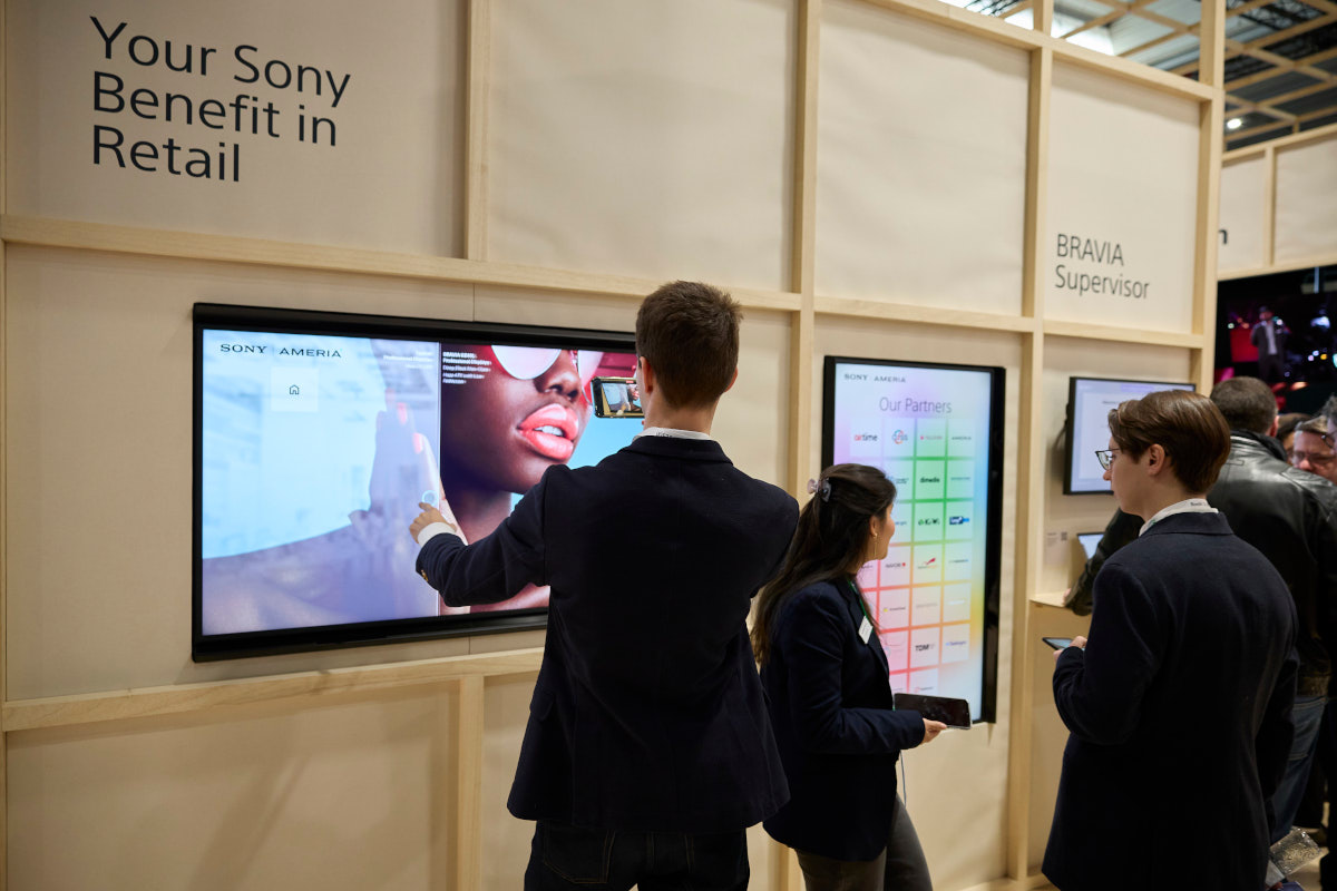 Sony zeigte auf der ISE 2024 ein Bravia Professional Display, das man mit Ameria-Gestensteuerung bedienen konnte. (Foto: AMERIA)